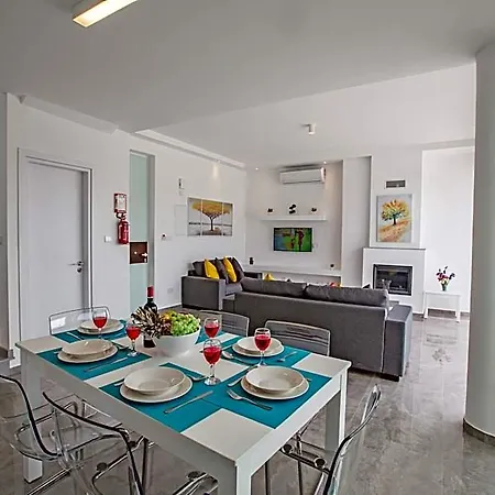 Prol23, New And Modern 2bdr With Pool, Close To The Hotel